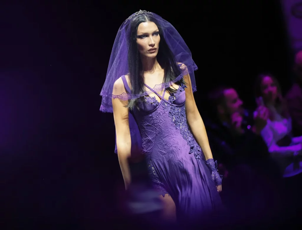 versace-purple-outfit-dress-vittorio-zunino